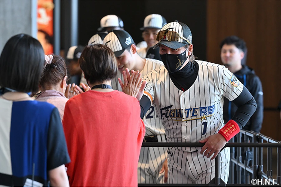 ウェルカムハイタッチの様子