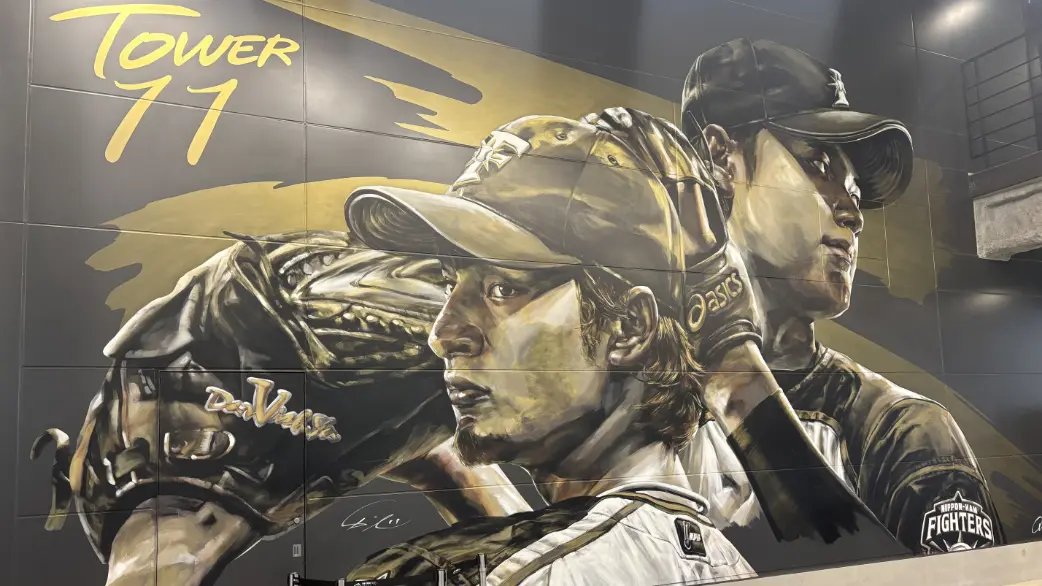 ダルビッシュ有投手・大谷翔平選手の壁画で記念撮影